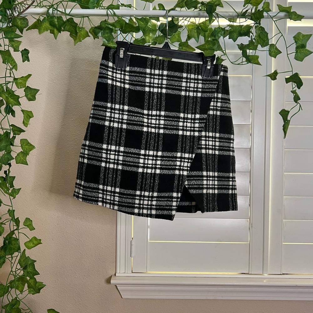 Abercrombie & Fitch A&F Winter Wool Plaid Mini Skirt Black and White 00 (24”)